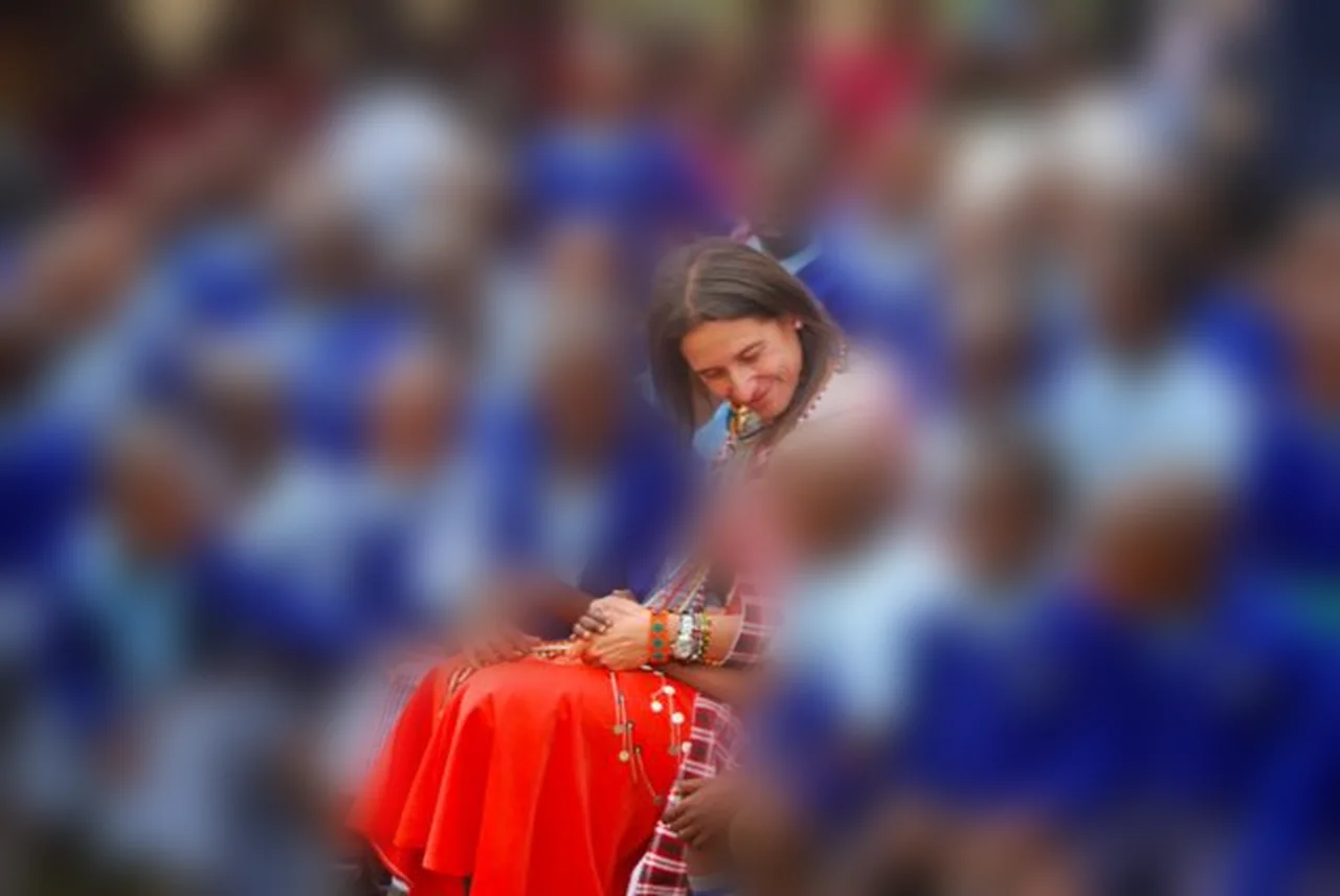 Celebración con el alumnado del colegio de la comunidad (rostros de los menores difuminados)