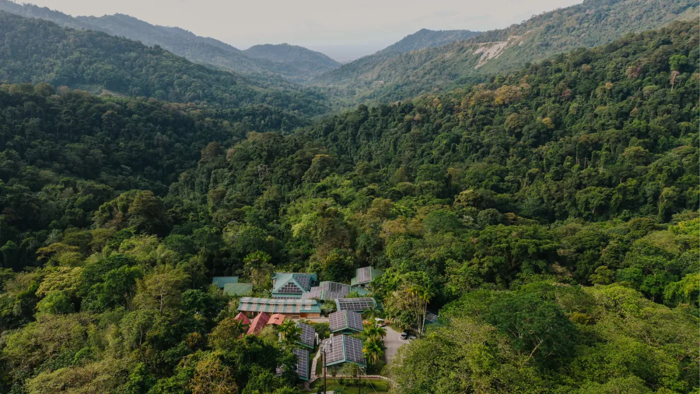 Vista aérea del Asa Wright Nature Centre rodeado de bosque en el valle de Arima