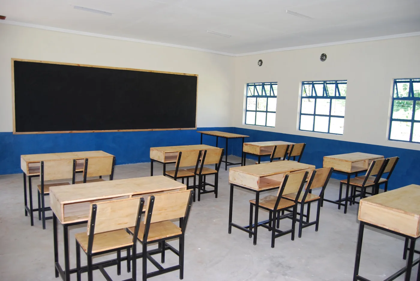 Aula del nuevo colegio, con pupitres y pizarra