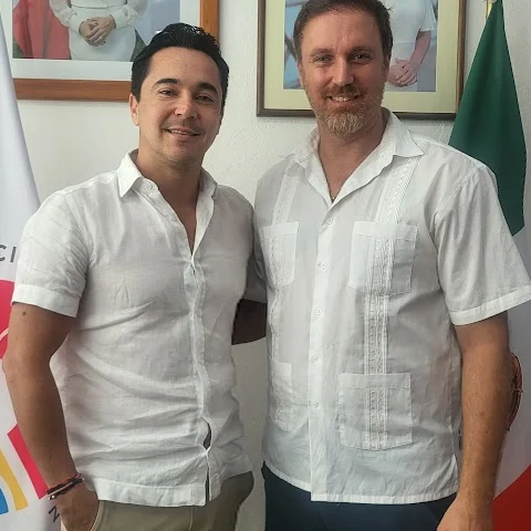 Héctor de Castro y Juan Pablo de Zulueta, de la Secretaría de Turismo de Cancún, en las oficinas del municipio