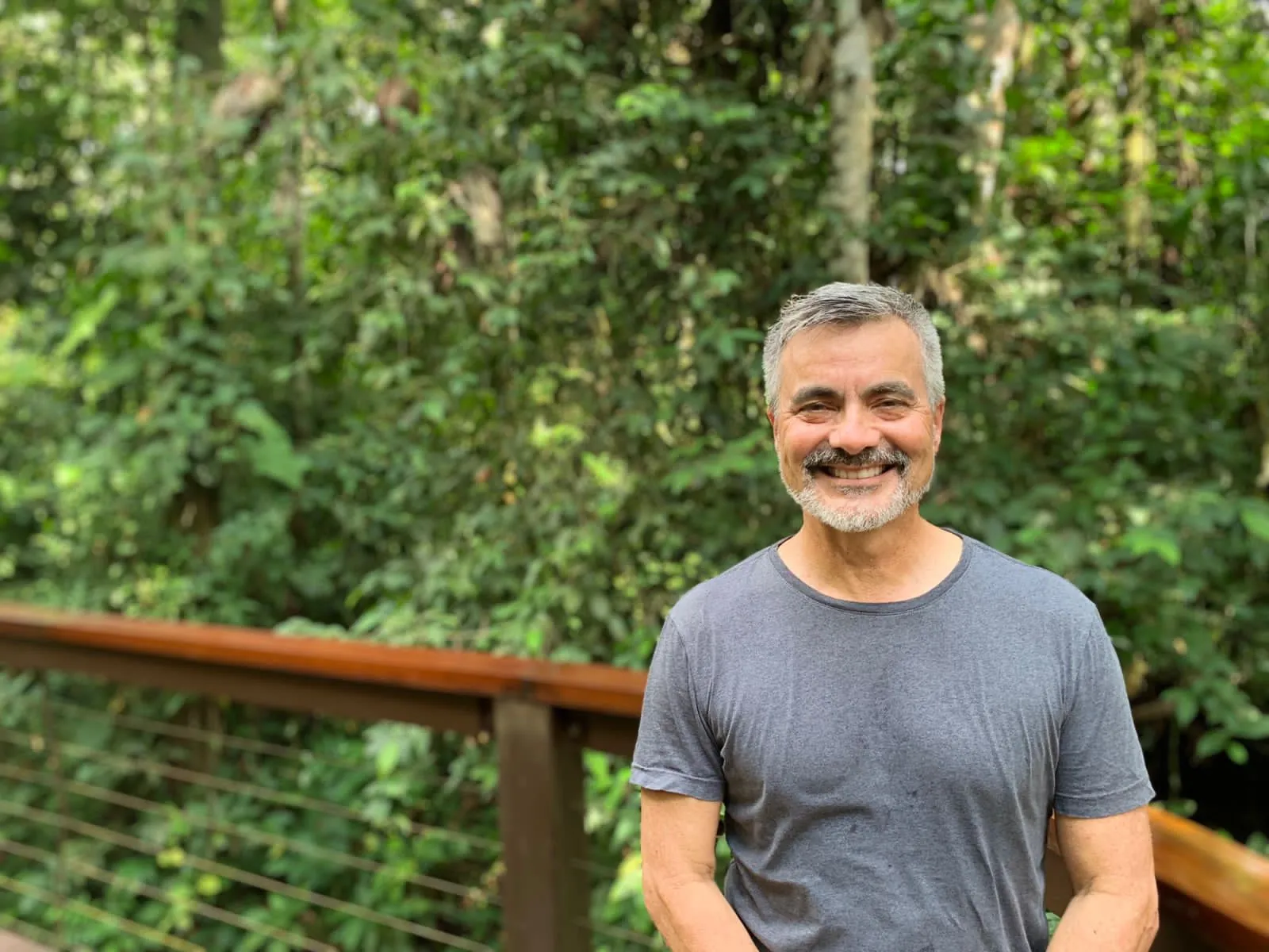 Eduardo Nycander, CEO de Rainforest Expeditions, en una pasarela de la selva amazónica