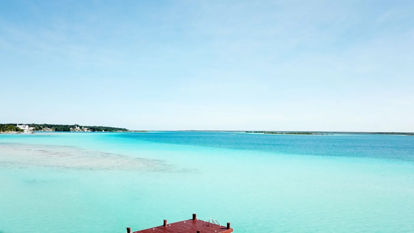 La lagune de Bacalar, au Quintana Roo, avec son eau turquoise et un ponton en bois