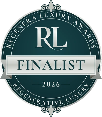 Sello de finalista de los Regenera Luxury Awards 2026