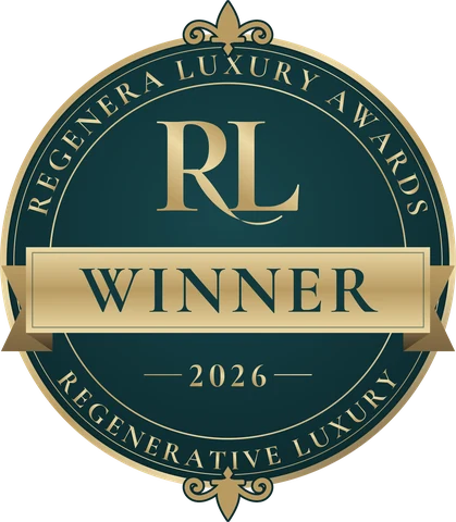 Sello de ganador de los Regenera Luxury Awards 2026
