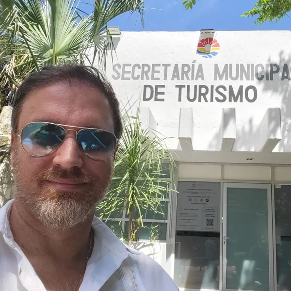 Héctor de Castro en la entrada de la Secretaría Municipal de Turismo de Cancún