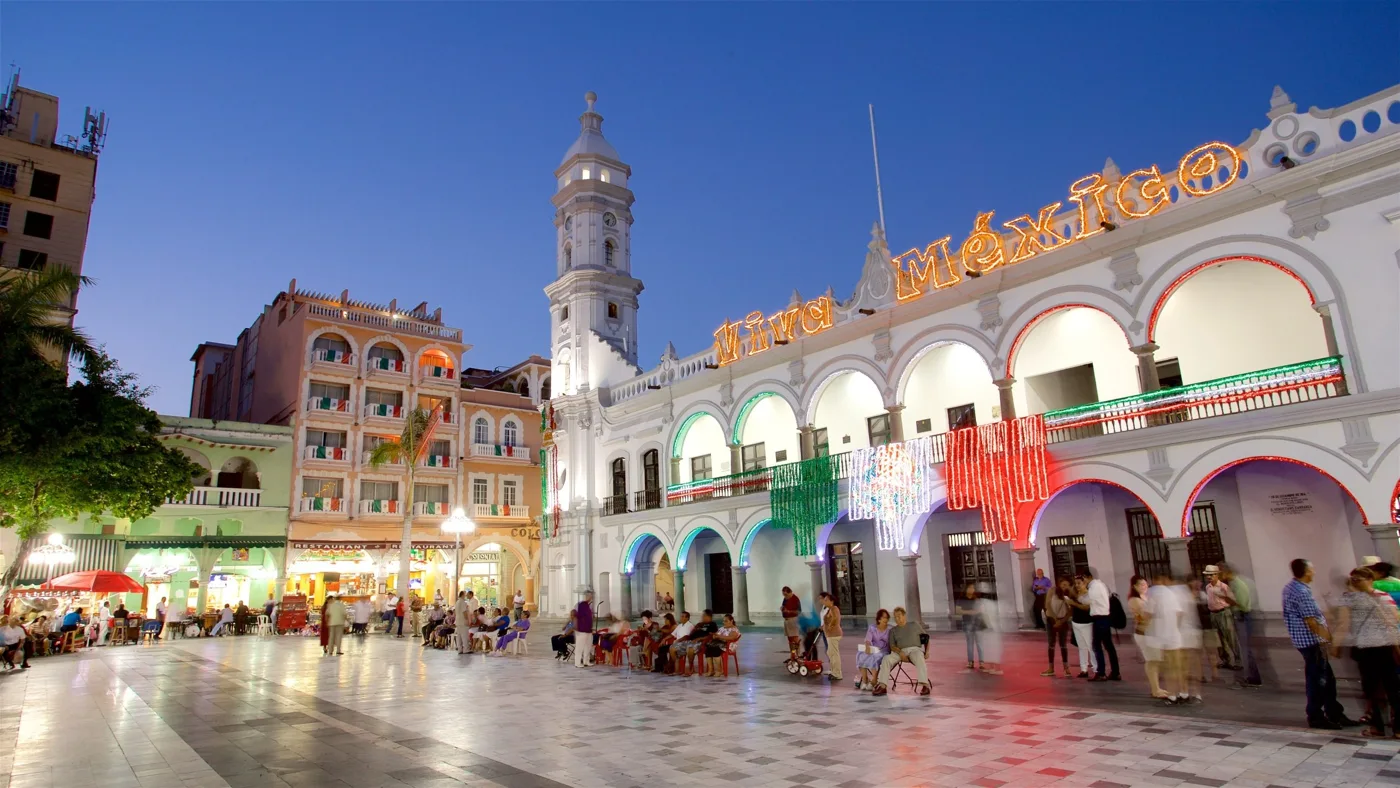 La Plaza de Armas et l’hôtel de ville de Veracruz au crépuscule